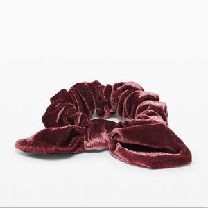NWT Lululemon Uplifting Velvet Scrunchie Bow